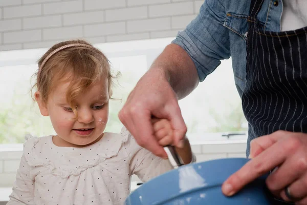 Close up retrato de pai e filha assar na cozinha. — Fotografia de Stock
