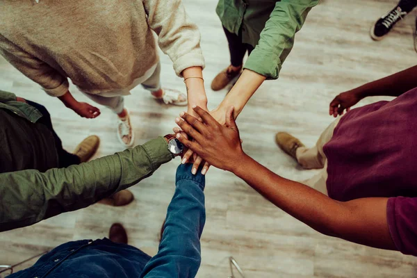 Colleghi d'affari che mettono le mani insieme in ufficio, facendo mucchi di mani che mostrano unità e lavoro di squadra — Foto Stock