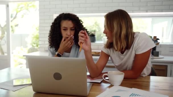 Twee gemengde ras vrouwelijke vrienden werken hard in de keuken op samenwerking project — Stockvideo