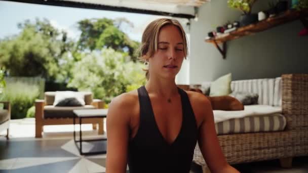 Mujer caucásica meditando afuera sonriendo después de sentirse refrescada y tranquila — Vídeo de stock