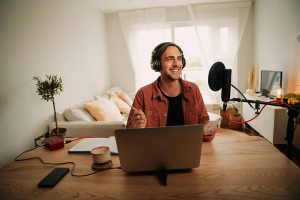 Kafkas erkek popüler podcaster canlı yayını gerçekleştiriyor. 