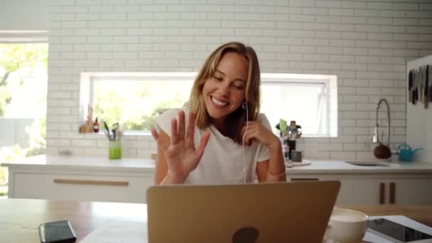 Blank vrouw werken in keuken interactie op video oproep met klasgenoten zwaaien — Stockvideo