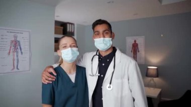 Karışık ırk doktoru arkadaşlar doktorların ofisinde duruyorlar.