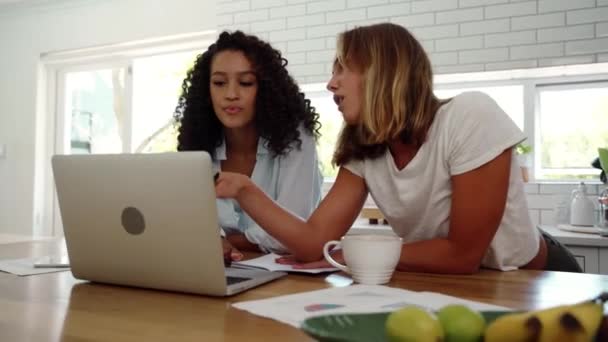 Mixed race amigas trabajando desde casa escribiendo en el ordenador portátil participando en el proyecto de colaboración — Vídeos de Stock