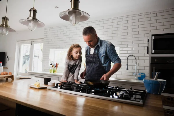 Pai e filha assar guloseimas açucaradas na cozinha celebrando o dia dos pais. — Fotografia de Stock