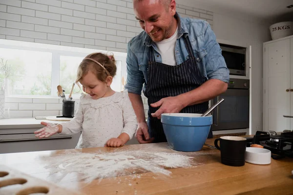Pai e filha assar na cozinha juntos fazendo uma bagunça — Fotografia de Stock