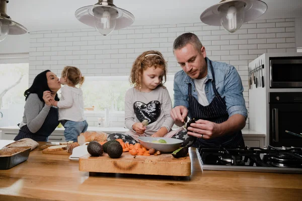 Família caucasiana cozinhar na cozinha juntos, passar tempo de qualidade no dia dos pais — Fotografia de Stock