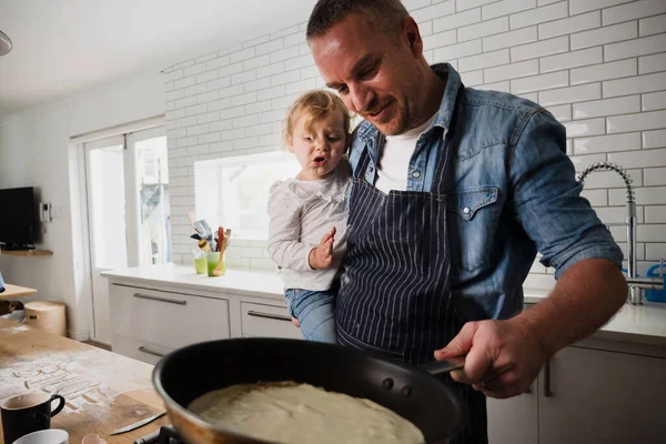 Pai e filha cozinhando massa na panela de pé na cozinha moderna. — Fotografia de Stock