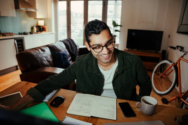 Mieszane wyścigu biznesmen ciężko pracuje uśmiecha się podczas rozmowy wideo za pomocą laptopa siedzi w biurze domu — Zdjęcie stockowe
