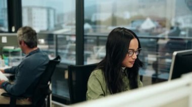 Karışık ırk işkadını, ofiste oturan erkek yöneticinin yardımıyla çok sıkı çalışıyor.