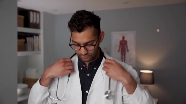 Misto raça masculino médico em pé no escritório vestindo estetoscópio — Vídeo de Stock