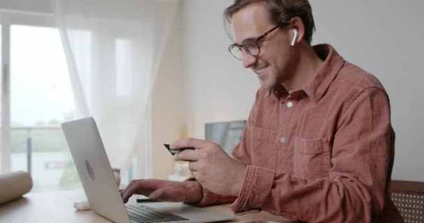 Étudiant masculin caucasien travaillant à partir de la maison tapant sur ordinateur portable — Video