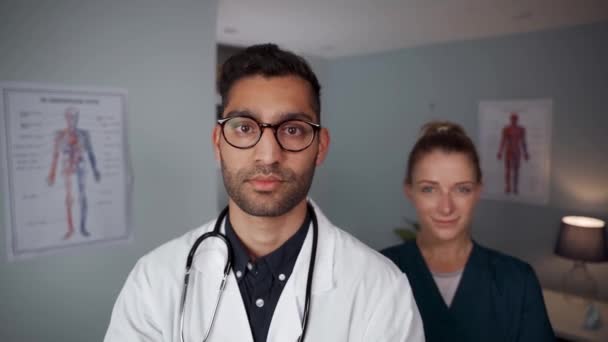Médicos mixtos de raza masculina y femenina de pie en el cargo — Vídeos de Stock