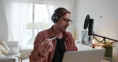 Beyaz erkek, yatak odasından canlı yayın yapıyor.