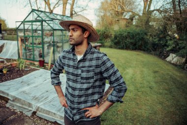 Serada çalışan melez erkek çiftçi.