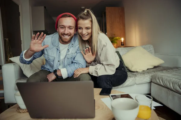 Kaukázusi boldog pár integetett laptop közben videohívás — Stock Fotó