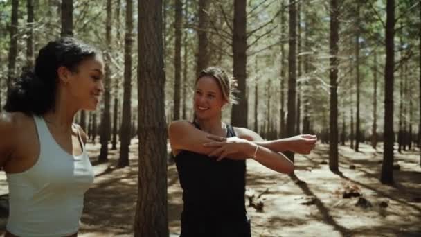 Gemengd ras vrouwelijke vrienden strekken zich uit in het bos omgeving voor te bereiden op lange termijn in de natuur — Stockvideo