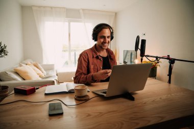 İnternet dinleyicileri dinlerken ünlü Kafkas internet yayını ve canlı müzik yapan müzisyen