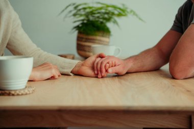 Masada el ele tutuşan beyaz çifti kapatın. 