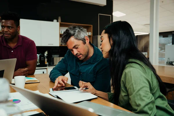 Diverso equipo de negocios se reúnen para discutir importante proyecto antes de la presentación frente a los clientes — Foto de Stock