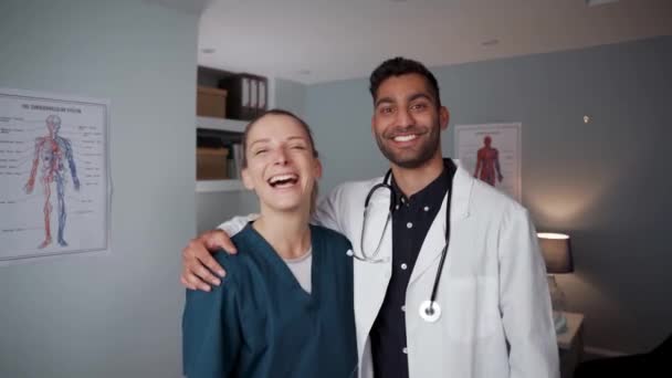 Dokter vrienden staan in de kliniek te lachen — Stockvideo