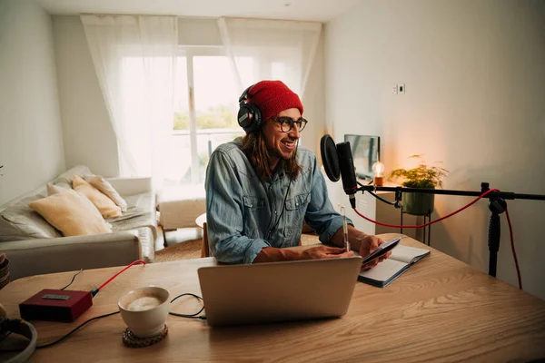 Kafkas erkek serbest podcaster mikrofon kullanarak internet fan serisi kaydediyor