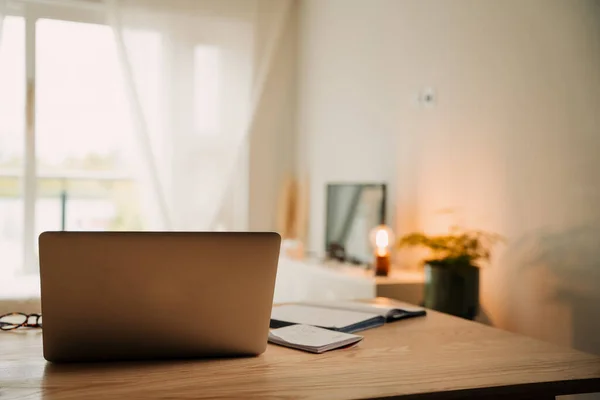 Erkek serbest podcaster basit ev yayın için kurulmuş