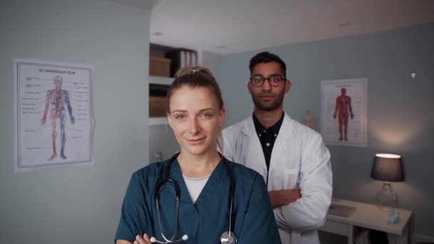 Raça mista de médicos masculinos e femininos em pé na clínica — Vídeo de Stock