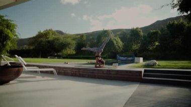 Beyaz kadın yaz güneşinde el ele tutuşuyor. 