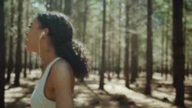 Karışık ırk genç arkadaşları orman ortamında egzersiz yapıyor.