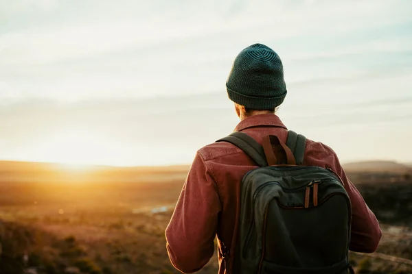 Blanke mannelijke vrije geest wandelen door de wildernis kijken zonsondergang — Stockfoto