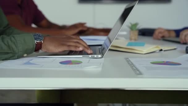 Mixte course mâle tapant sur ordinateur portable remplissant des relevés bancaires pour comptable tapant rapidement tout en étant assis dans la salle de conseil — Video