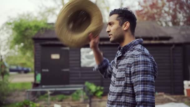 Misto raça agricultor masculino em pé ao ar livre trabalhando em casa verde — Vídeo de Stock