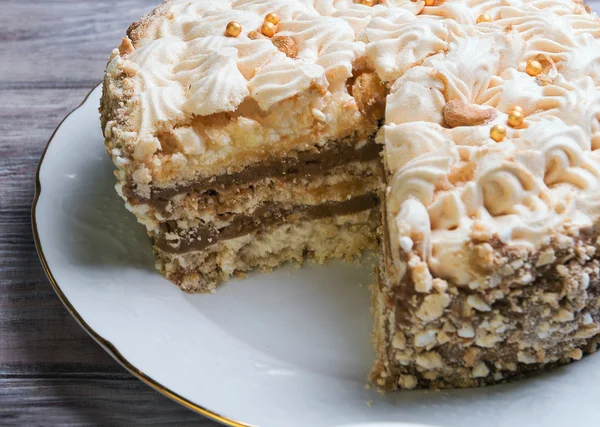 Grand gâteau meringue à air rond avec couche de chocolat — Photo