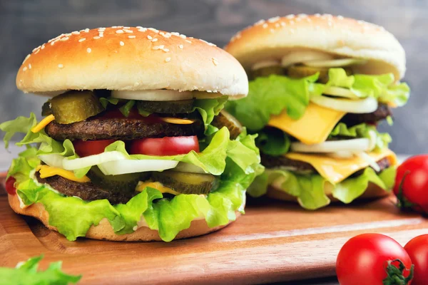 Two big cheeseburger deluxe — Stockfoto