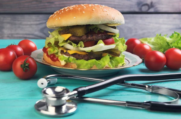 Великий чізбургер делюкс і стетоскоп — стокове фото
