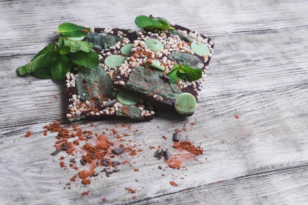 Chocolate, feito à mão com folhas de hortelã, violetas cristalizadas, limão ca — Fotografia de Stock