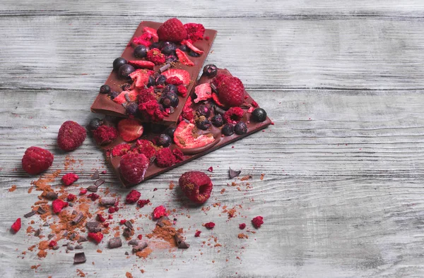 Chocolate artesanal criativo com bagas frescas e secas — Fotografia de Stock