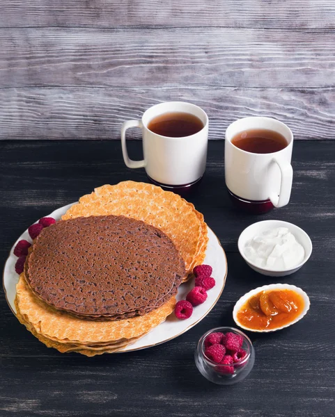 초콜릿 팬케이크와 플래터 — 스톡 사진