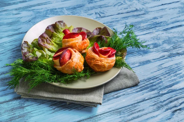 Çiçek tomurcukları gül şeklinde sosisli çörekler puf