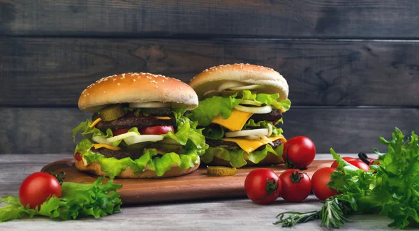 Два великих чізбургер-люкс — стокове фото