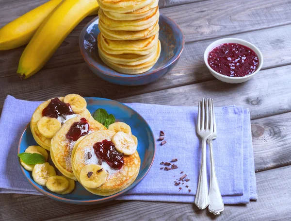 Красивый завтрак жарит банановые оладьи украшенные добавки — стоковое фото
