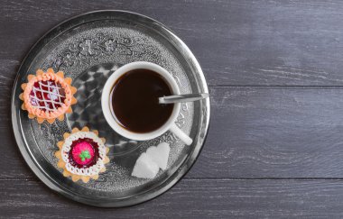 Small cakes petit fours tartlets