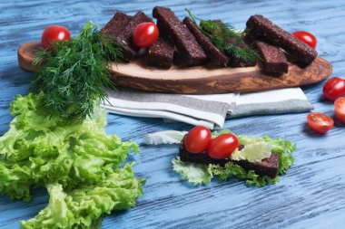 Crispy rye bread garlic croutons