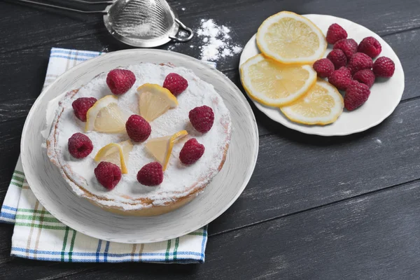 Lemon cake with raspberrie — ストック写真