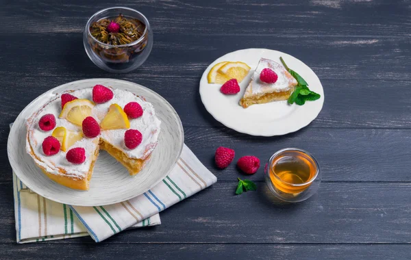 Pastel con relleno de limón — Foto de Stock