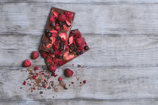 Креативний шоколад ручної роботи зі свіжими та сушеними ягодами — стокове фото