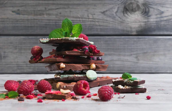 깨진된 절묘 한 손으로 만든 초콜릿의 타일 — 스톡 사진