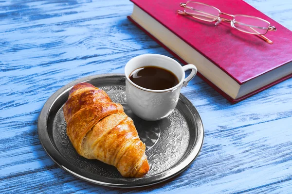 Frühstück feine weiße Porzellantasse mit schwarzem Kaffee und Crois — Stockfoto