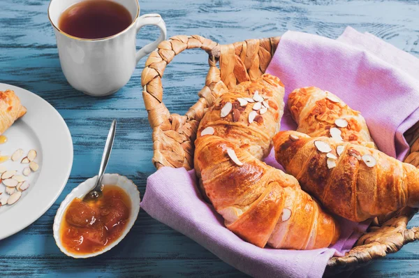 Croissant im Weidenkorb — Stockfoto